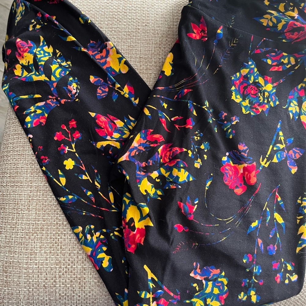 NWT LuLaRoe Floral Print leggings. Size OS